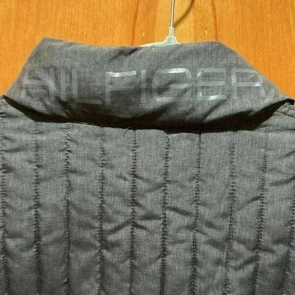 Tommy Hilfiger puffer. Size small. - Picture 8 of 9